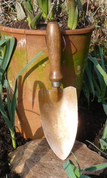 Kupferne Handschaufel im Garten. Kupferne Garten Werkzeuge kann man bei Destillatio kaufen