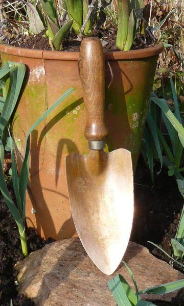 Kupferne Gartengeräte bei Destillatio Kupferne Handschaufel im Garten. Kupferne Garten Werkzeuge kann man bei Destillatio kaufen