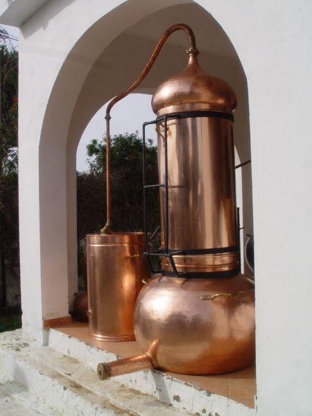 300 Destille mit Kolonne (UNICOBRES Model 2004) Kolonnenbrennerei in der 300 Liter Größe bei UNICOBRES S.L. in Südspanien