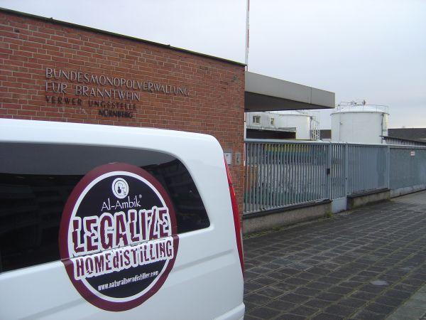 Destilliere ist ein Hobby - kein Verbrechen Legalize Home Distilling - der Destillatio Viano in Nürnberg vor der Bundesmonopolverwaltung für Branntwein