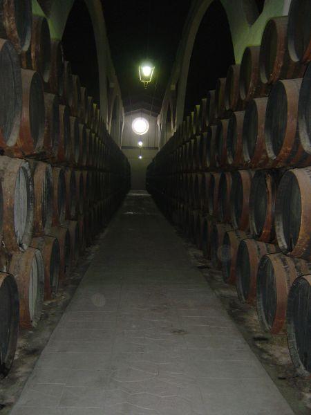 Mise en réserve dans une cave espagnole à Bodega - Vous pouvez acheter de véritables barriques de bois de chêne chez Destillatio
