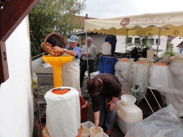 Obstpressen und Mahlen bei Destillatio am Aromamuseum Buchenau