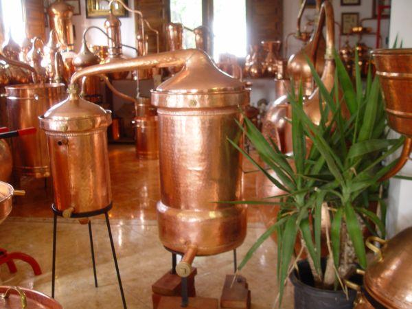 Eine Destillieranlage als Sonderanfertigung unserer Kupferschmiede Confection spéciale de la forge CopperGarden