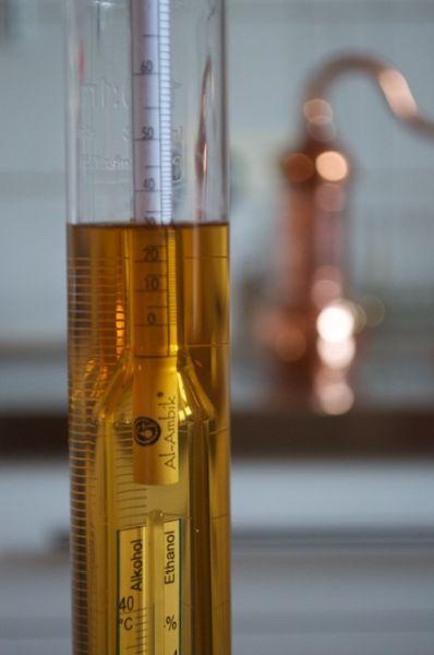 Alkoholmeter von Al-Ambik Alkoholmeter in einem Messzylinder im Destillatio Labor