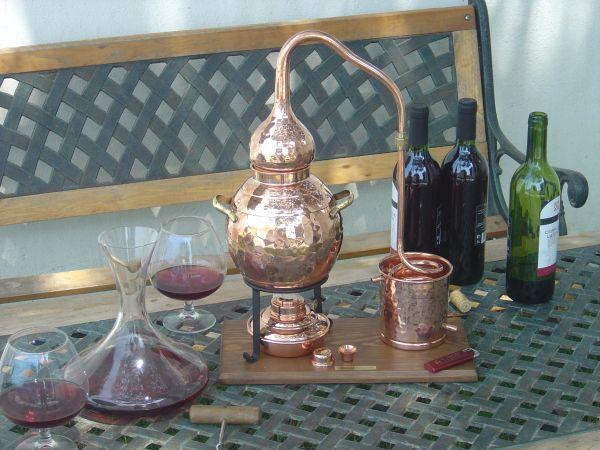 Die Alembik Destille eignet sich hervoragend um draußen oder am Tisch zu destillieren