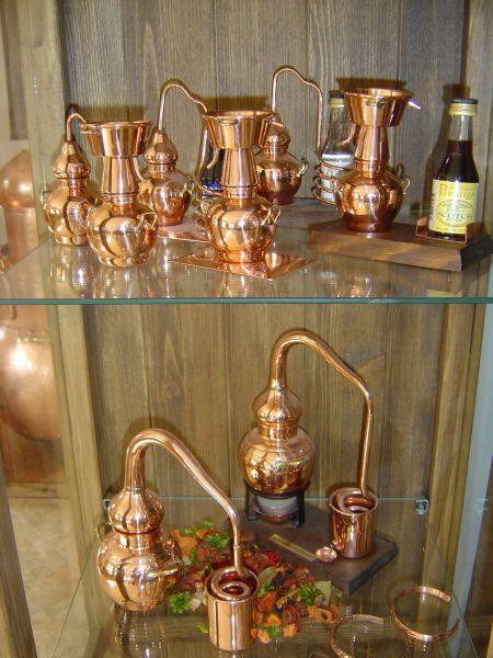 Kupferdekoration, Miniaturen & Dekodestillen Dekodestillen in der Vitrine - sicher finden Sie bei Destillatio auch genau den richtigen Dekoartikel für Ihre Wohnung