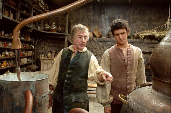 Copyright liegt bei Constantin Film, vielen Dank für die freundliche Überlassung Dustin Hoffman & Ben Whishaw vor unserer Destille