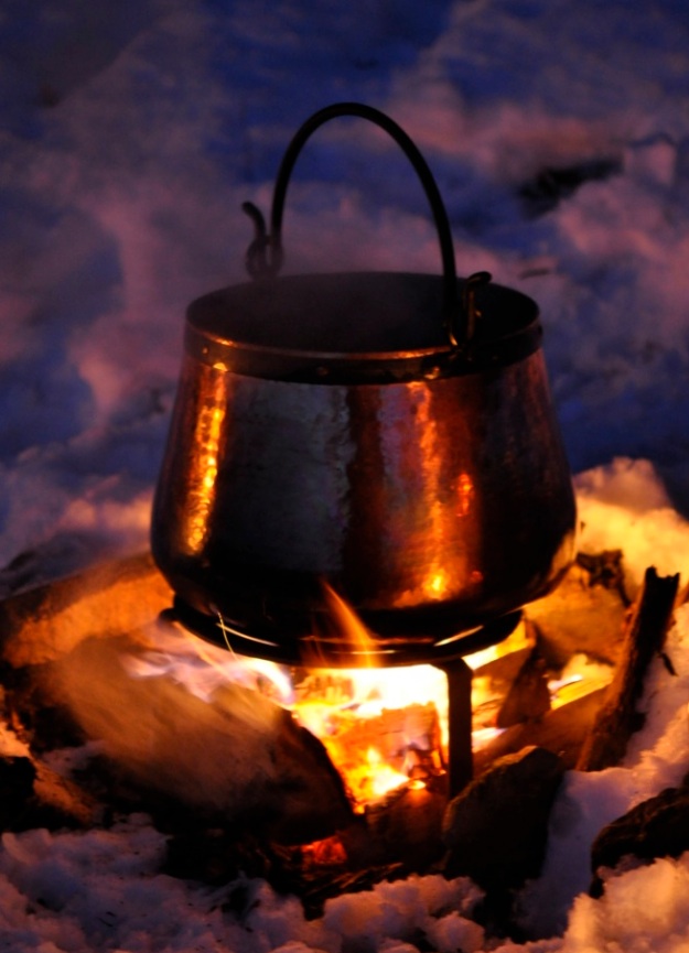 Cuisiner au feu de camp - Avec le support correspondant, pas de problème
