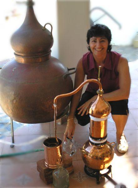 Hier ist Isabel am Destillieren ätherischer Öle vor dem spanischen Destillatio Büro